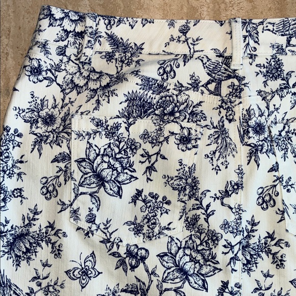TALBOTS denim skirt, white with pretty Blue floral pattern with birds. 10 NWT - Picture 10 of 17